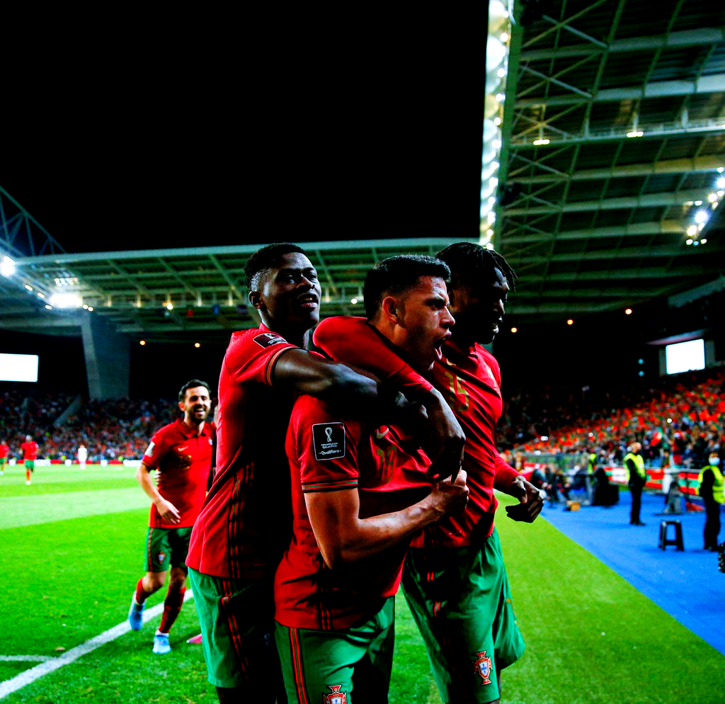 葡萄牙队完胜英格兰队，奥恰洛夫关键制胜